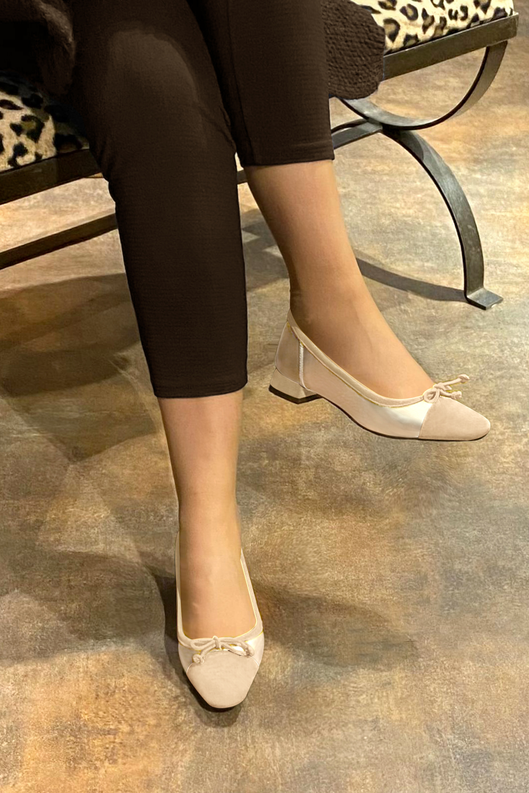 Champagne white and gold women's ballet pumps, with low heels. Square toe. Flat flare heels. Worn view - Florence KOOIJMAN